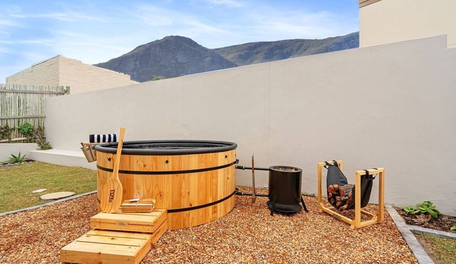 8 on Nivenia - Five Bedroom House, Sleeps 10