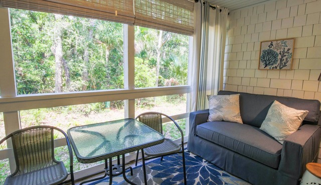 90 Seconds to Beach! Fully Renovated Villa with Spacious Kitchen, Gorgeous Finishes & Screened Porch