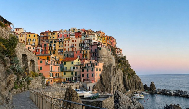 A comfortable 37 sq m studio apartment, perfect for two people but capable of accommodating up to four guests, located in the basement of a building without an elevator (steps required).The property is located in Manarola, one of the most picturesque vil