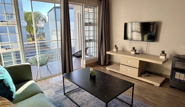 A cosy retreat, a walk away from Big bay with Table mountain in the horizon