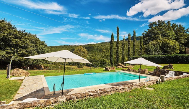 Alloro, traditional farmhouse with pool, relax and enjoy the Tuscan countryside
