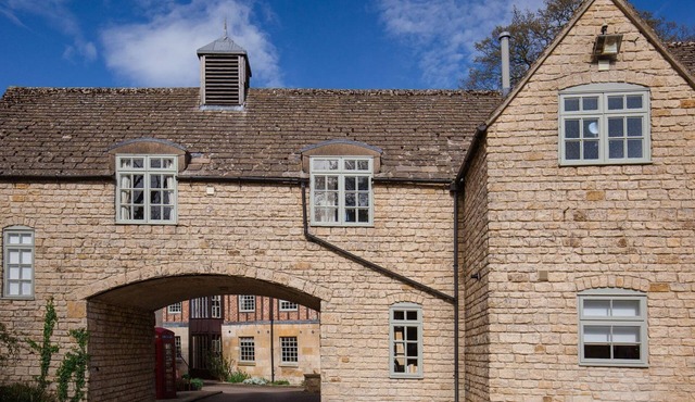 A sudeley castle cottage that sleeps 4 guests in 2 bedrooms