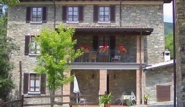 A SUPERB RENOVATED 5 BEDROOM FARMHOUSE in the hills of EMILIA