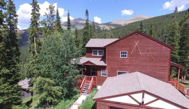 A True Cabin Feel with a Hot Tub, Fire pit and Gorgeous Mountain Views