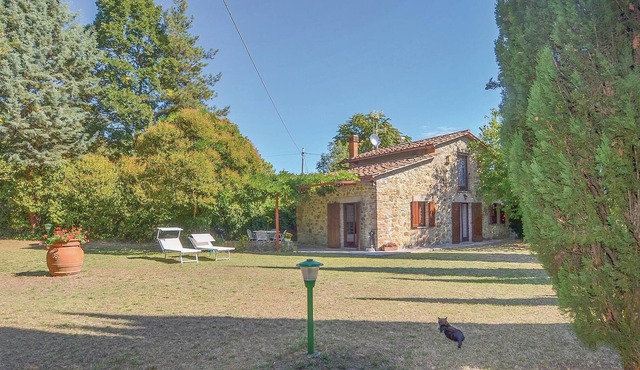 About 5 km above Capolona lies this friendly cottage on the edge of a small borgo.