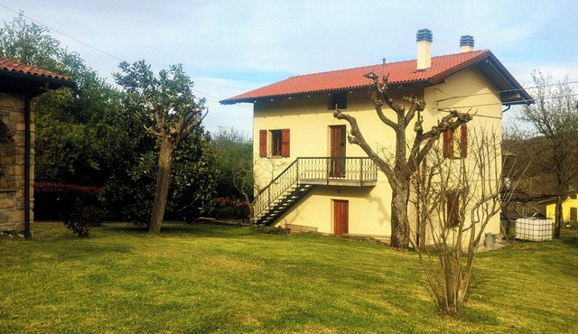 Accommodation the oak trees, cottage with large garden