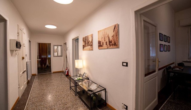 Across the Arno River, air-conditioned and a stone's throw from downtown!
