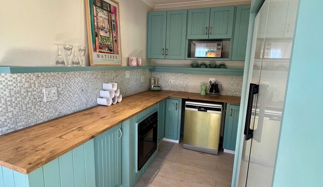 Adorable Beach cottage in Noordhoek within walking distance of beaches and bars