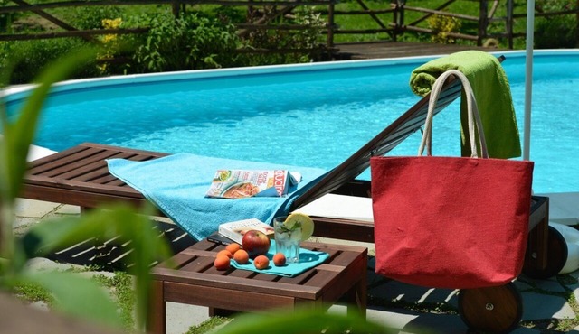 Adorable retreat in the woods with pool, near Florence!