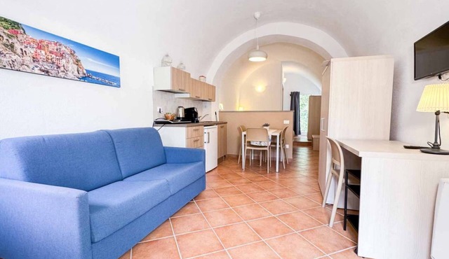 Affittacamere Il Gelsomino 1 is located in the quiet village of Carrodano, in the province of La Spezia, and it is an ideal place for those who want to visit the beautiful Cinque Terre while staying away from the crowds of the most touristy areas. This c