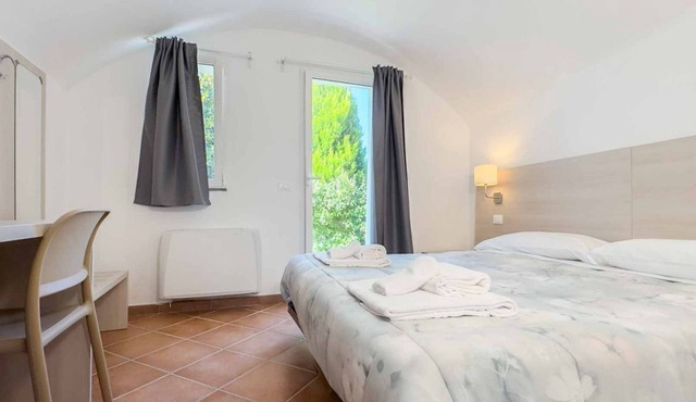 Affittacamere Il Gelsomino 2 is a cozy one-bedroom apartment located in the village of Carrodano, in the inland area of La Spezia province. It is a perfect base for exploring Liguria and the famous Cinque Terre while enjoying a peaceful and relaxing envi