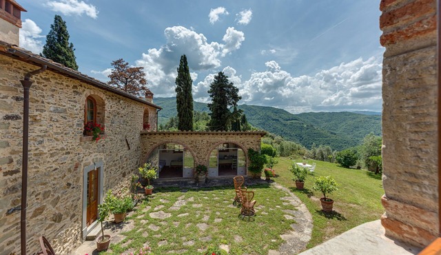 Agriturismo 'La Casa Di Colle' with Mountain Views and Shared Garden