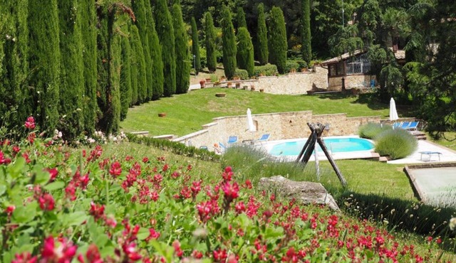 Agriturismo Sassi Bianchi, in the green with private swimming pool ideal for groups