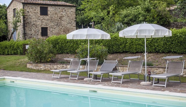 Agro-organic Tuscan farmhouse with private pool and garden, silence and nature