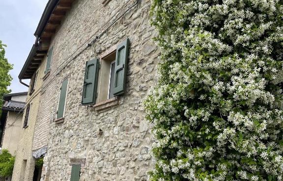 Alloggio con camino nel borgo del castello