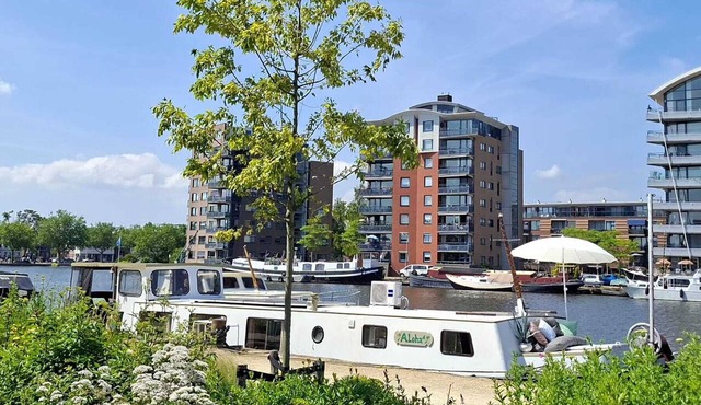 Aloha: An authentic houseboat just 14 minutes from Amsterdam and close to Zaanse Schans