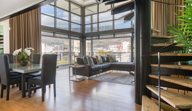 Always Power SOHO City Retreat Split level Apartment with Table Mountain View