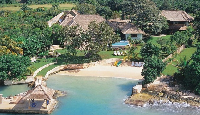 Amanoka on the Beach - 7 Bedrooms