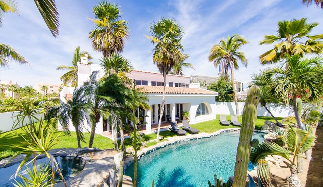 Amazing 6,000 sqft house sleeps 10, walk to Beach, Shops and Restaurants
