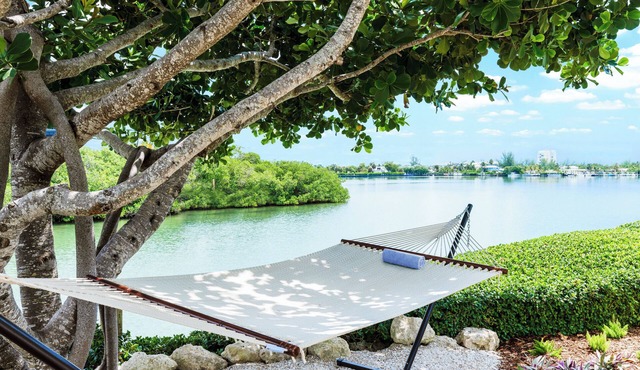 Amazing Location! Relaxing Room, Free Breakfast, Outdoor Pool w/Fantastic View