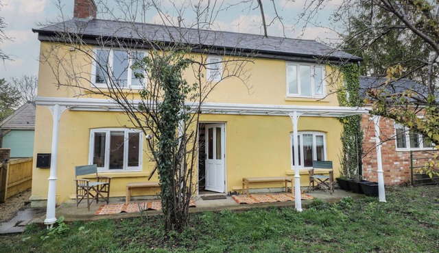 AMBERCOTE, pet friendly, with open fire in Southam