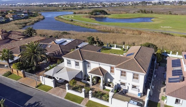 An amazing villa overlooking the golfcourse and only 5 minute walk to the beach.