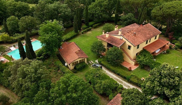 Andrea's Olea-apartment in Tuscan villa, near Florence, with pool.
