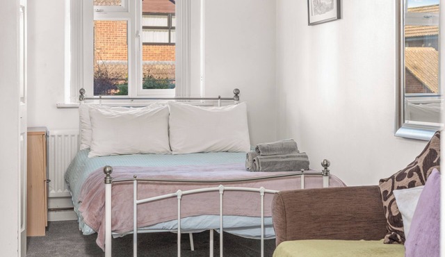 Apartment 1: Badger Haven - Cozy Stay near Town Centre