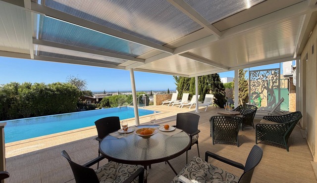 Apartment Abelha with Sea View, Infinity Pool, Shared Garden & Wi-Fi
