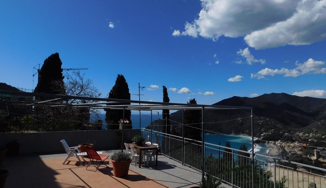 APARTMENT AND TERRACE 100 SQM SEA VIEW+PANORAMA LEMEGLIO PRIVATE PARKING