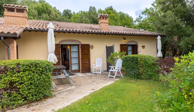 Apartment 'Caprifoglio' with Shared Pool, Wi-Fi and Air Conditioning