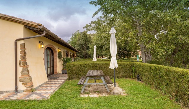 Apartment 'Fiordaliso' with Shared Pool, Wi-Fi and Air Conditioning