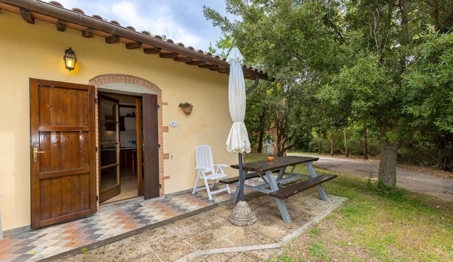 Apartment 'Glicine' with Shared Pool, Wi-Fi and Air Conditioning