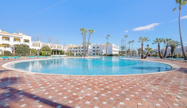 Apartment 'Golden Sun' with Shared Pool, Wi-Fi and Air Conditioning
