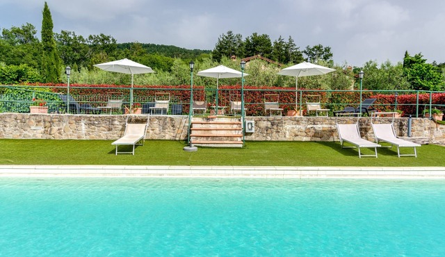 Apartment "Il Cerro La Capanna Piano Primo" with Shared Pool & Wi-Fi