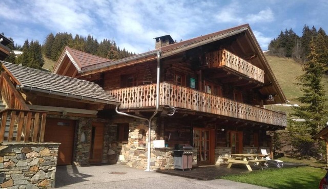 Apartment in a chalet in Les Saisies -100m from the slopes - Heart of the resort - 13 people