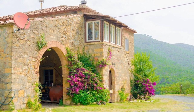 Apartment 'In Casale Toscano' with Private Garden, Wi-Fi and Air Conditioning