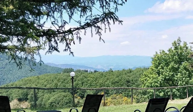 Apartment in farmhouse with exclusive pool in the Tuscan hills.