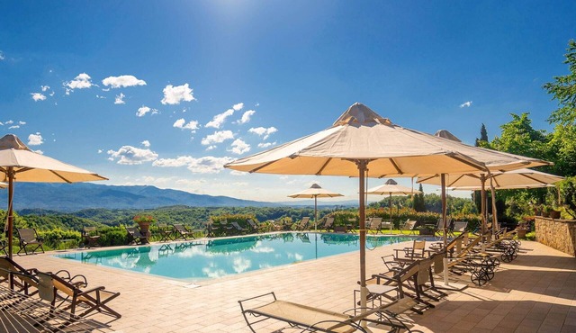 Apartment in Tuscany with Pool & Garden