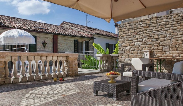 Apartment in quiet and green environment with swimming pool