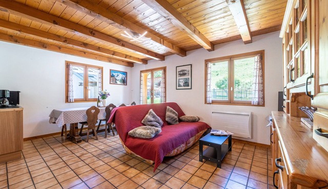 Apartment 'L'Écureuil, Piscine Et Aire De Jeux' with Mountain View, Private Terrace and Wi-Fi
