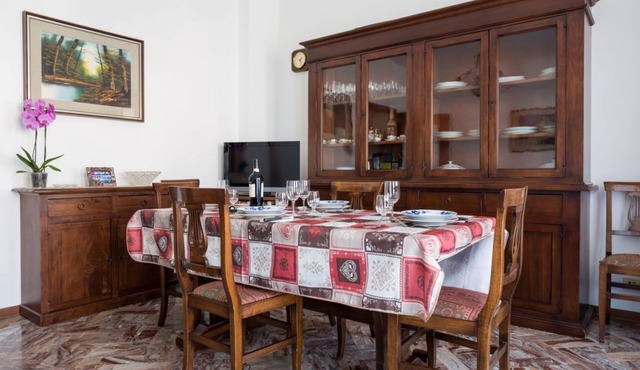 Apartment located on the first floor of a building WITHOUT lift. We are located in a residential area, a few minutes walk from the hospital, very convenient and quiet.Four-room apartment of 95 m2, with two bedrooms and a sofa bed in the living room.It co