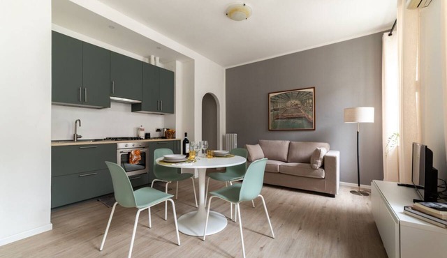 Apartment located on the second floor of a building without a lift.In 58 square meters of space it accommodates 2 people a double bedroomVery quiet and peaceful, it overlooks the internal courtyard of a building.We are located in the historic center a fe