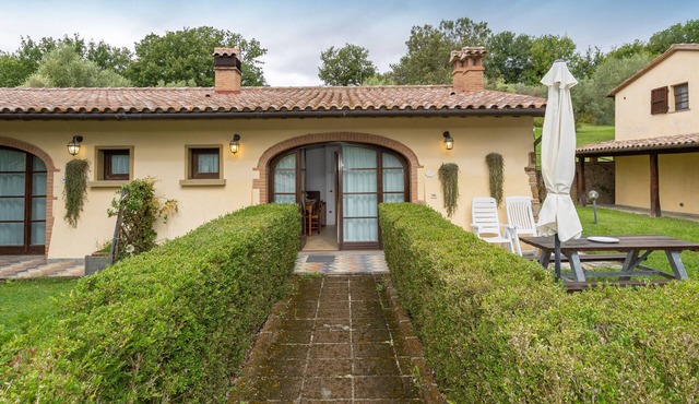 Apartment 'Magnolia' with Shared Pool, Wi-Fi and Air Conditioning