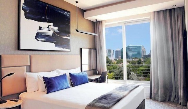 Apartment - Sleeps 4 - Pool - Balcony - Parking