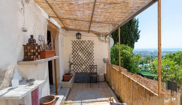 Apartment 'Un Pezzo di Storia vicino al Mare' with Garden
