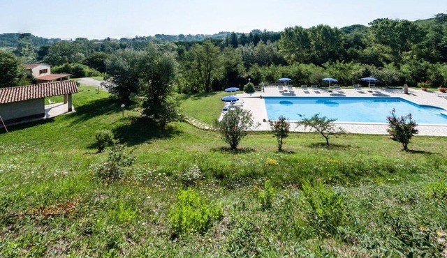 Apartment with 3 bedrooms, 1 bathroom and garden with furniture and bbc