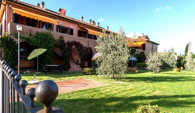 Apartment with A/C, pool, WIFI, TV, veranda, pets allowed, panoramic view, close to San Gimignano