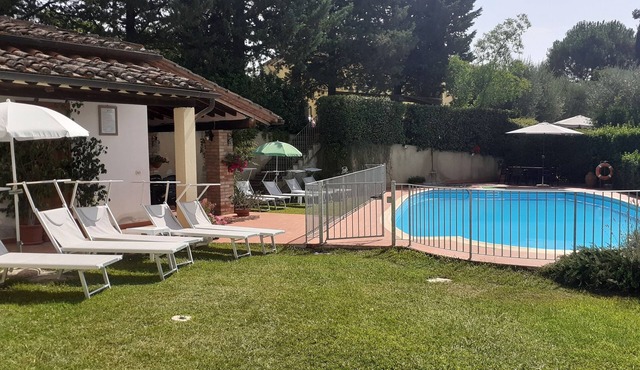 APARTMENT WITH LARGE PRIVATE GARDEN IN FRONT.IDEAL FOR RELAXING