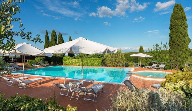 Apartment with pool, A/C, WIFI, TV, veranda, pets allowed, panoramic view, close to San Gimignano